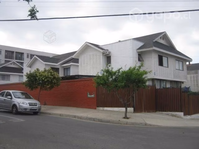 Casa 4 domitorios en condominio