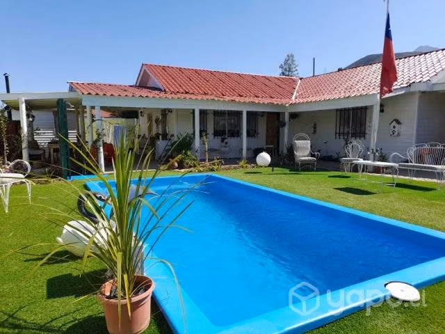 Casa con Piscina Quincho en Condominio rustico