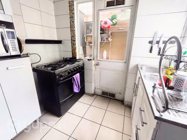 Linda casa aislada de dos pisos, en avenida