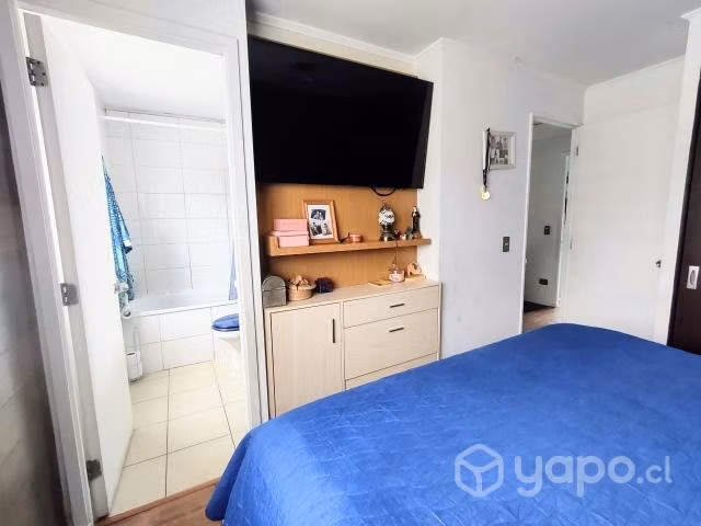 Linda casa aislada de dos pisos, en avenida