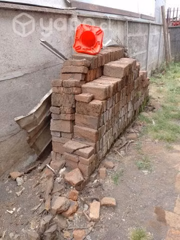 Venta de casa, ladrillos y lavamano
