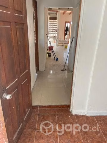 Arriendo casa de dos pisos, un baño, con 4 dormi