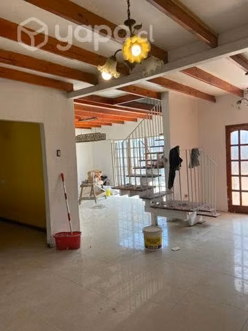 Arriendo casa de dos pisos, un baño, con 4 dormi