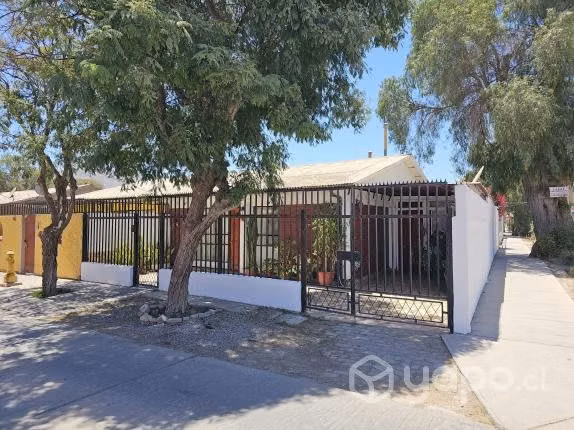 Casa de 4 Dormitorios en Venta en Barrio Tranquilo