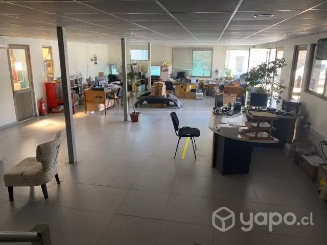 Local comercial con amplio estacionamiento