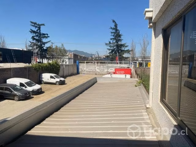 Local comercial con amplio estacionamiento