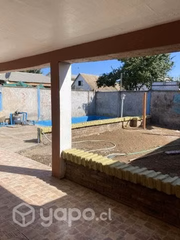 Casa con piscina, patio y jardín - Imagen 10