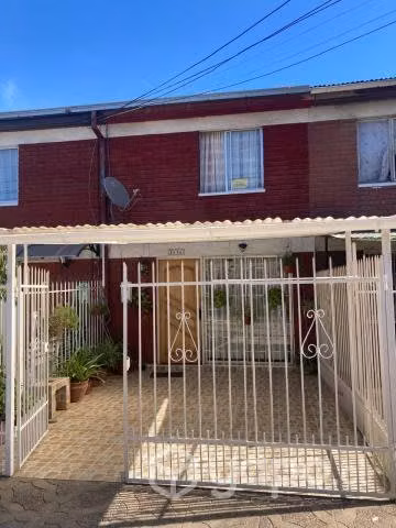 Casa dos pisos en Villa General Baquedano, Maipú