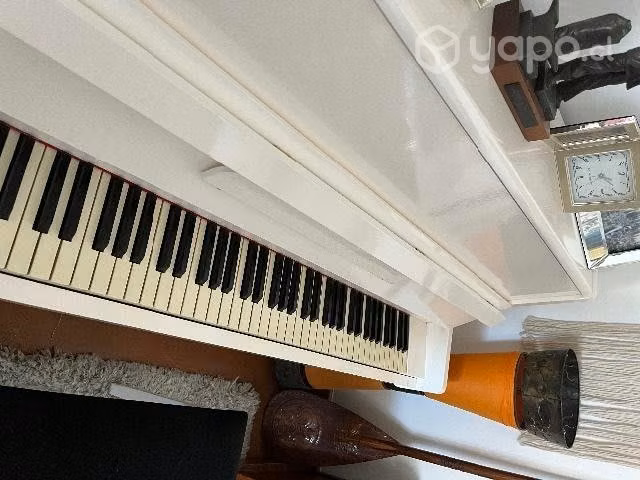 Piano color blanco marca steinmann