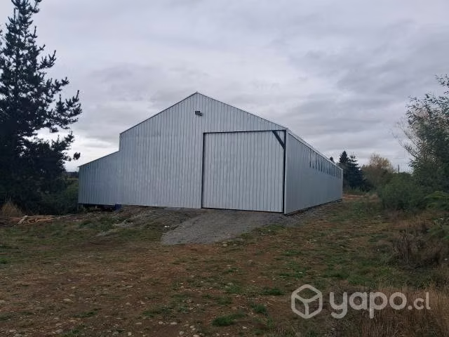 Se vende terreno con galpón