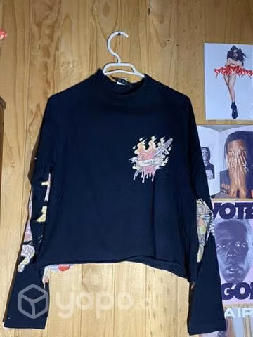 Polera intervenida tipo boxy