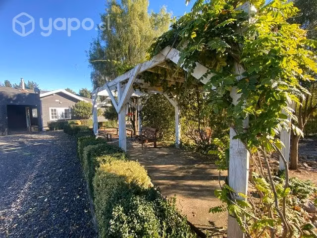 Se vende parcela con casa semi nueva