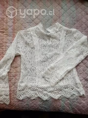 Polera de encaje blanco