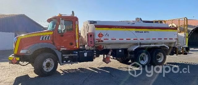 Camión combustible mack GU813 6x4 aut