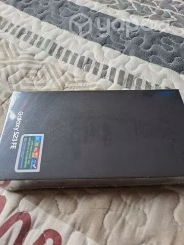Dos celulares galaxy S23 Fe y Huawei Y9 prime