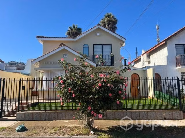 Arriendo casa 4 dormitorios, 3 baños, piscina