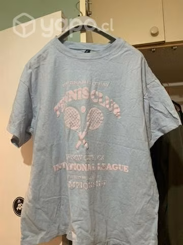 Polera H&M Celeste con Estampado Rosado