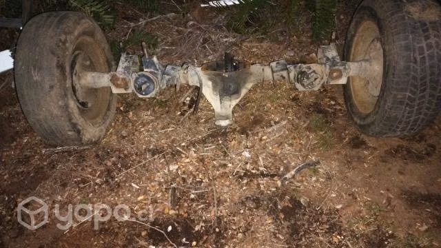 Se vende eje para carro con ruedas aro 16