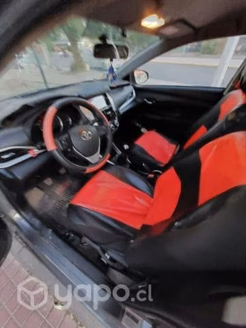 Vendo toyota yaris sedan