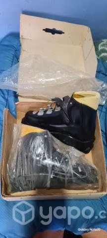 Zapatos y bastones de esquí