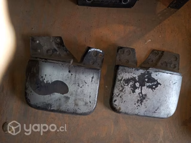 Mitsubishi montero sport 2006 guardafangos trasero