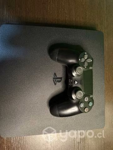 Ps4 slim, con un control