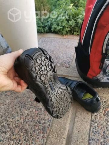 Zapatillas escolares cuero Teener y mochila Maui