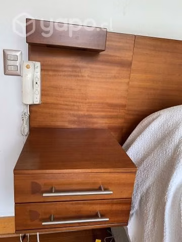 Respaldo de cama flotante con veladores