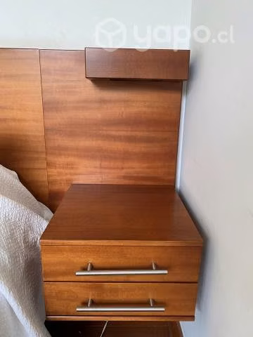 Respaldo de cama flotante con veladores