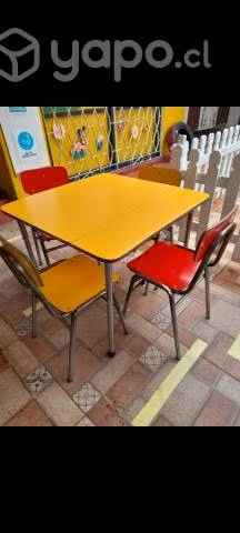 Sillas y mesas de niños