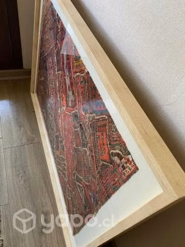 Cuadro de tela enmarcado en vidrio con madera