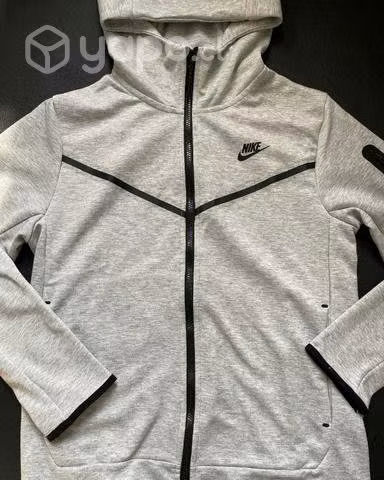 Nike tech flecce plomo