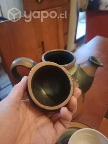 Tetera y taza con plato