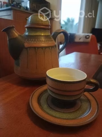 Tetera y taza con plato
