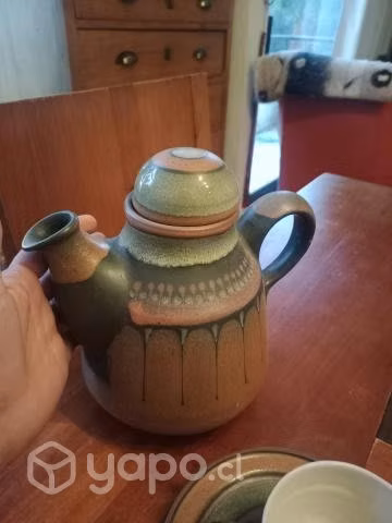 Tetera y taza con plato
