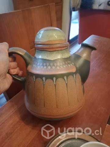 Tetera y taza con plato