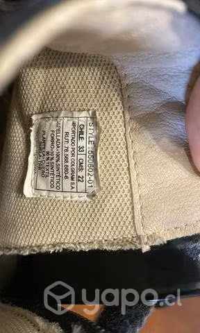 Botas de charol de niña