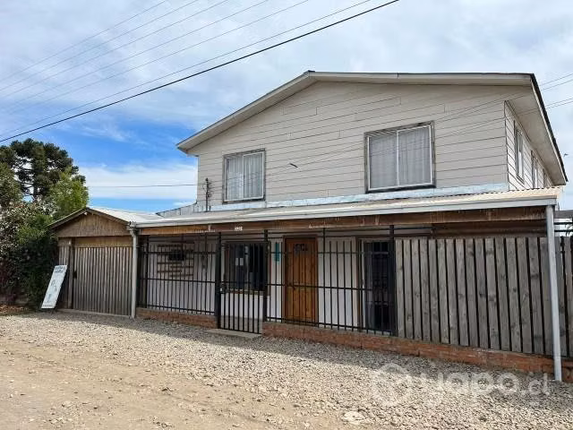 Se vende propiedad con 2 casas y local comercial