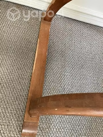2 sitiales de madera tapiz blanco