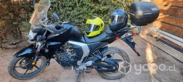 Moto Yamaha FZN150 (2 cascos incluidos)