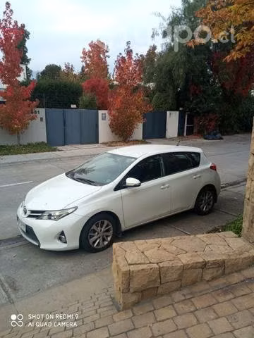Venta de auto Toyota auris año 2015 por cambio