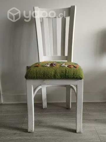 Silla de madera con diseño bordada a mano