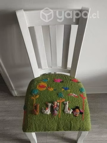 Silla de madera con diseño bordada a mano - Imagen 3