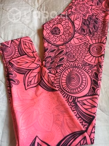 Calzas lycra gruesa - color rosa flúor con diseño