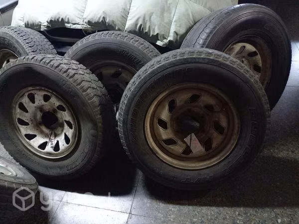 4 llantas con neumáticos para camioneta Mazda