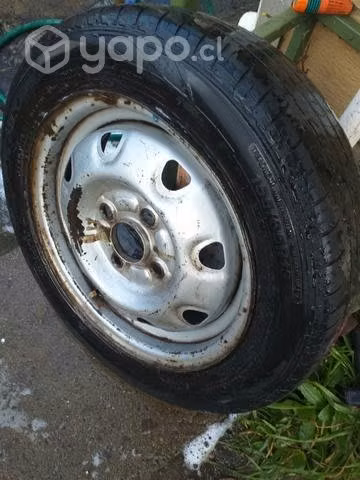 Llanta con neumáticos 155/65R13 excelente estado