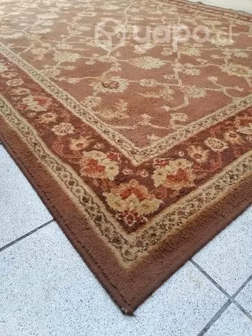 Alfombra color café y beige