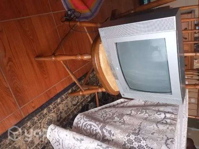 TV antigua marca IRT funcionando.