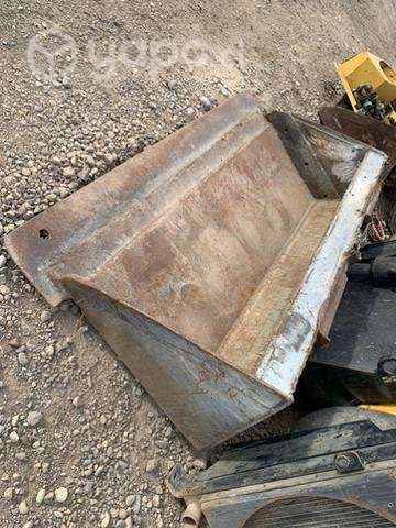Balde impecable minicargador Caterpillar - Imagen 3