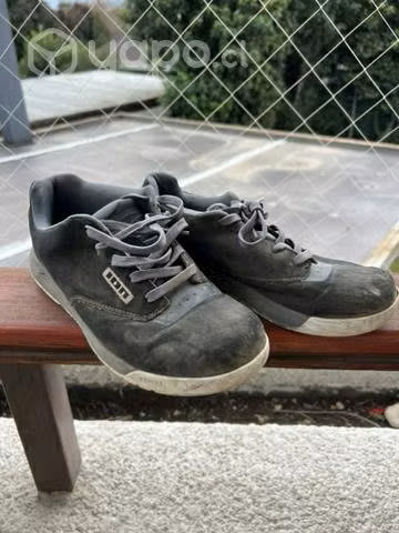 Zapatos de bicicleta marca Ion grises talla 42 - Imagen 1
